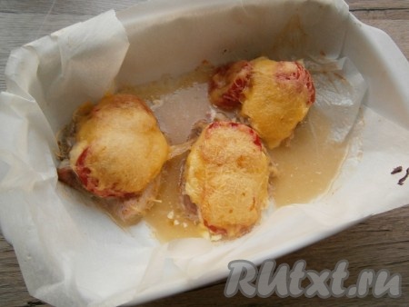 Запекать эскалопы из свинины в разогретой до 180 градусов духовке 30-35 минут.
