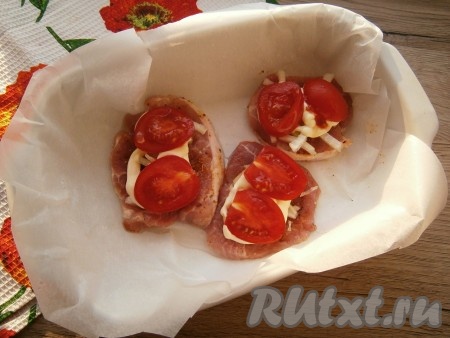 Смазать мясо майонезом или сметаной и разместить сверху кружочки свежего помидора.
