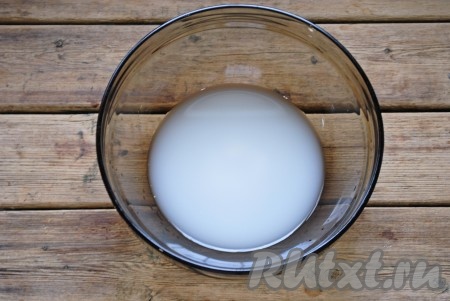 В тёплую воду всыпать сахар и раскрошить дрожжи, перемешать. Оставить на 10 минут, чтобы дрожжи запустились и начали работать. 