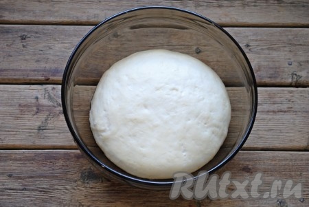 За 1 час тесто хорошо увеличится в объёме. Поднявшееся тесто обмять и оставить ещё на 1 час.&nbsp;
