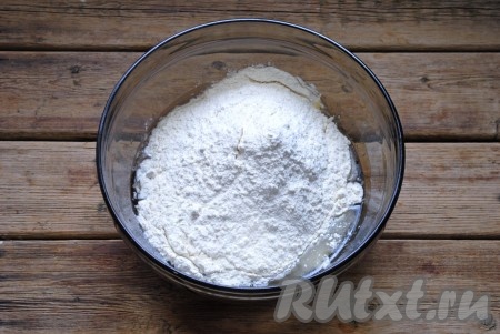 Затем влить растительное масло, добавить соль и просеянную муку.&nbsp;
