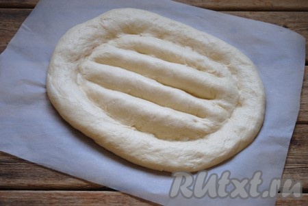 Затем пальцами сделать борозду по периметру (как на фото) и 2-3 параллельных бороздки. Края лепёшки немного прижать, чтобы были более плоскими.