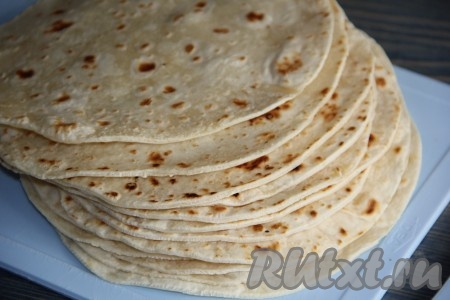 Аналогично раскатать и испечь оставшиеся лепёшки. Готовые лепёшки складывать стопочкой и накрыть полотенцем. Из этого количества теста получается 12-13 лепёшек.
