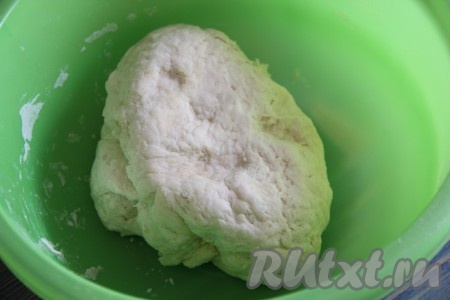 Добавить растительное масло и постепенно влить воду, замешивая мягкое, нежное, не липнущее к рукам тесто. Тесто накрыть пищевой плёнкой и дать отдохнуть 20 минут.
