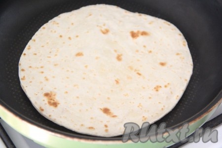 Выпекать лепёшки на сухой сковороде с двух сторон.