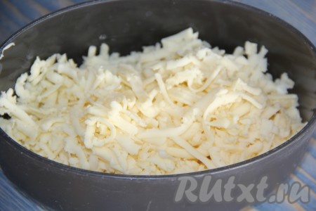Сыр натереть на крупной тёрке.
