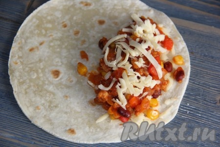 Поверх начинки посыпать сыром.&nbsp;
