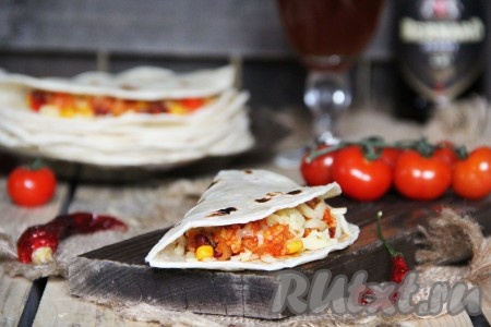 Если начинка не слишком горячая, прогреть кесадилью с фаршем в микроволновке, чтобы сыр расплавился. Подать горячую очень вкусную, сытную кесадилью к столу.
