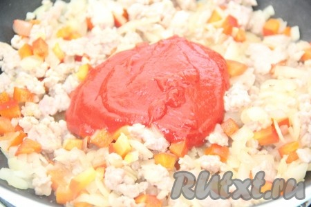 Затем добавить томатную пасту, соль и специи, перемешать.&nbsp;
