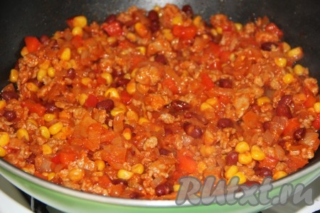 Хорошо перемешать, начинку потушить в течение 10 минут, иногда помешивая.&nbsp;
