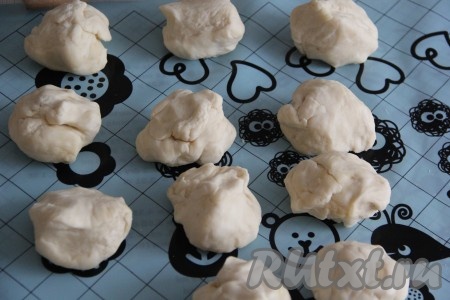 Готовое тесто разделить на небольшие части.