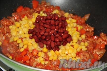 Тушить фарш с овощами в течение 5 минут, затем добавить кукурузу и фасоль. С кукурузы и фасоли предварительно слить жидкость.