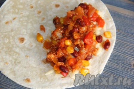 Поверх сыра выложить пару столовых ложек горячей начинки.