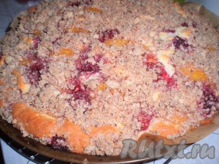 Печь пирог в заранее нагретой до 170 градусов духовке 45-50 минут.&nbsp;Испеченный пирог вынуть из духовки, остудить.
