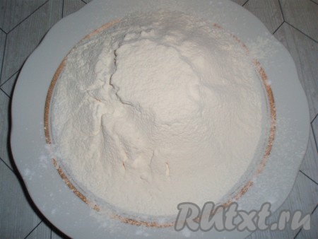 Просеять муку, крахмал и разрыхлитель.