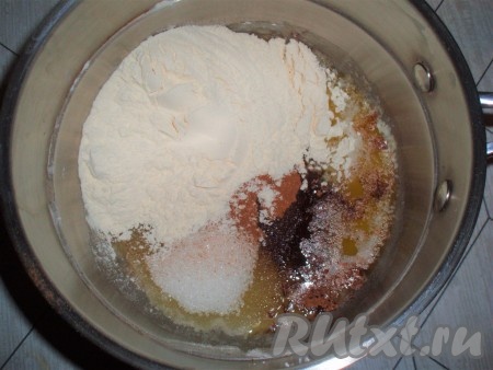 Для приготовления штрейзеля растопить сливочное масло, добавить к нему сахар, корицу и муку.
