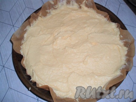 Тесто выложить в форму для выпечки. При необходимости смазать форму маслом, либо застелить бумагой для выпечки (если форма силиконовая, делать это необязательно).
