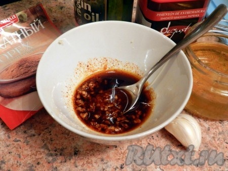 Приготовить маринад, для этого смешать измельченный чеснок, паприку, мускатный орех, оливковое масло и мёд.