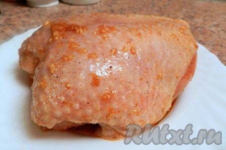 По истечении 2 часов достать грудку из рассола. Куриную грудку натереть со всех сторон приготовленным маринадом.