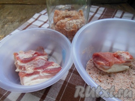 Сложите все кусочки сала в чистую сухую литровую банку, сверху насыпьте соль, которая осталась.
