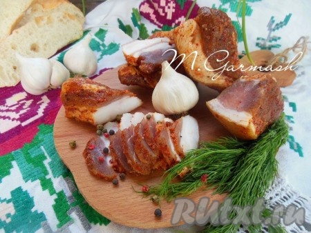 Сало, соленое с чесноком в банке по этому рецепту, получается ароматным и очень вкусным, попробуйте!
