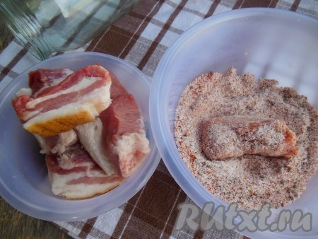 Смешайте в миске соль, гранулированный чеснок (если используете свежий чеснок, то очистите его и нарежьте на тонкие лепестки) и специи (если используете). Каждый кусочек сала обваляйте со всех сторон в смеси соли и специй.
