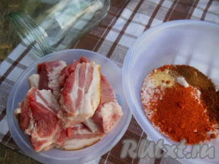 Сало промойте под проточной водой, просушите с помощью бумажного полотенца. Нарежьте на небольшие кусочки.
