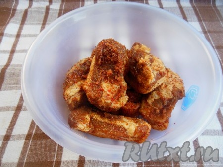 Затем сало достаньте из банки, по желанию, промойте его от специй и соли, промокните бумажным полотенцем. Заверните сало, засоленное с чесноком в банке, в пергамент или поместите в контейнер и закройте крышкой. Уберите на хранение в морозилку. Такое сало отлично нарезается, несмотря на то, что оно заморожено. Хранится такое сало около 6 месяцев в морозильной камере.
