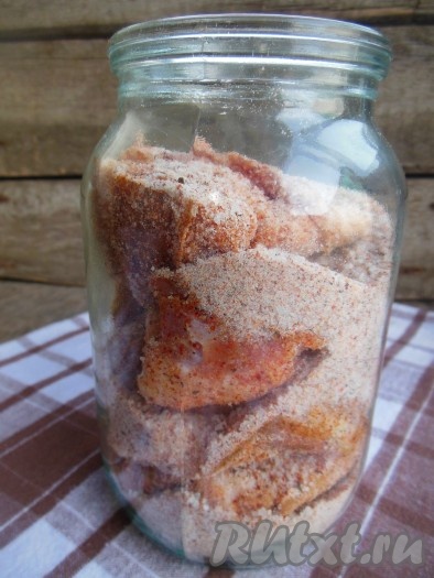 Накройте банку с салом крышкой, поставьте в холодильник на 5 дней.
