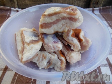 Чтобы убрать лишнюю соль, промойте каждый кусочек сала и тщательно просушите. Готовое соленое сало заверните в пергамент и уберите в морозильную камеру - хранится такое сало в морозилке 5-6 месяцев.