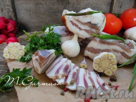 Через сутки кусочек сало можно достать из морозилки и кушать. Сало, засоленное в домашних условиях в банке, получается очень вкусным и нежным, обязательно воспользуйтесь этим несложным рецептом.