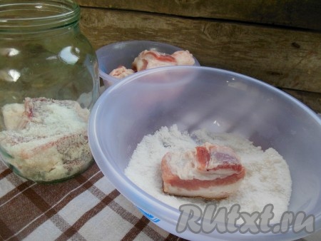 На дно чистой сухой банки насыпьте небольшой слой соли, затем поочередно выкладывайте все кусочки сала в соли до самого верха.