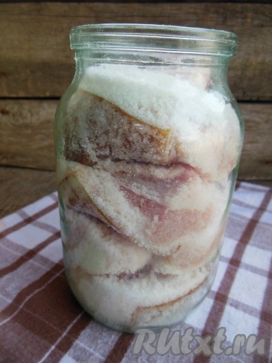 Верх посыпьте солью, которая осталась. Банку накройте крышкой и уберите в холодильник на 3-4 суток. На этом этапе сало можно закатать для более длительного хранения с помощью консервного ключа и металлической крышечки, а затем сразу же убрать в погреб - такое сало хранится около 1 года.