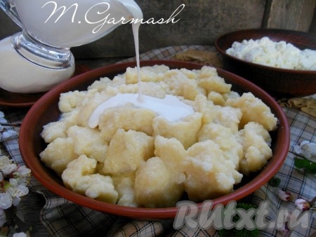 Добавьте в ленивые вареники сливочное масло, подавайте со сметаной и сахаром.
