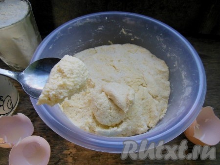 На этом этапе можно замешивать творожное тесто рукой. Тесто для ленивых вареников получается слегка липким, мягким, послушным. Муки больше не подсыпайте!
