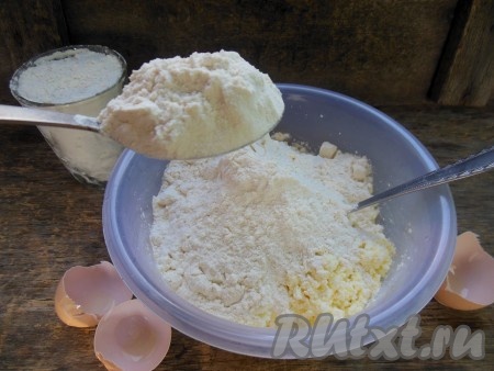 В творожно-яичную массу добавьте муку, перемешайте.
