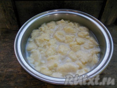 Варите ленивые вареники 2-3 минуты с момента закипания. Варятся ленивые вареники быстро - готовые сразу всплывают на поверхность.
