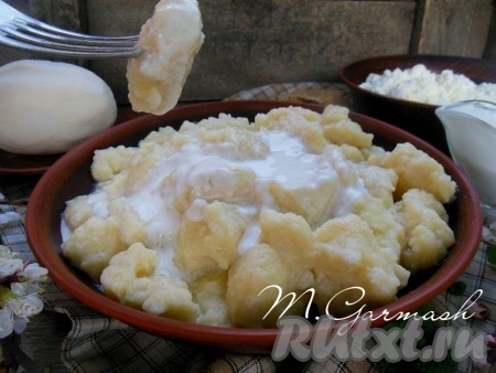 Ленивые вареники из творога, приготовленные по этому простому рецепту, получаются мягкими, нежнейшими и очень вкусными. Отличное блюдо для завтрака или полдника, попробуйте!&nbsp; 
