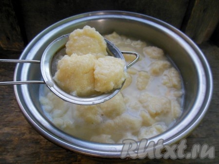 Достаньте ленивые вареники из воды с помощью шумовки или откиньте на дуршлаг.
