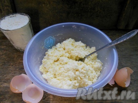 Тщательно перемешайте при помощи вилки. Я в тесто не добавляю сахар, по желанию, вы можете его добавить по вкусу на этом этапе приготовления.