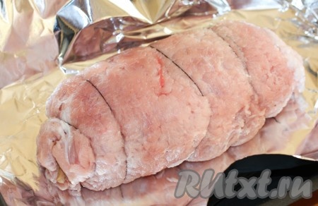 Мясо свернуть в рулет, края завернуть внутрь, перевязать кулинарной нитью или шпагатом. Выложить на противень, застеленный фольгой, накрыть рулет краями фольги и запекать в разогретой духовке при температуре 180-200 градусов до готовности (минут 30-35). Перед самым концом запекания края фольги раскрыть, чтобы рулет покрылся золотистой корочкой. Готовность рулета определяют проколом деревянной шпажки, в месте прокола должен вытекать прозрачный сок.
