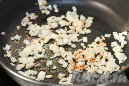 Лук очистить, нарезать мелкими кубиками, обжарить на растительном масле до золотистого цвета.

