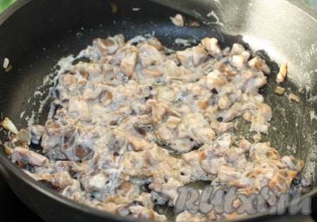 В обжаренные лук и грибы добавить муку, перемешать, затем добавить сметану, протушить 2-3 минуты, посолить, поперчить и убрать с огня.
