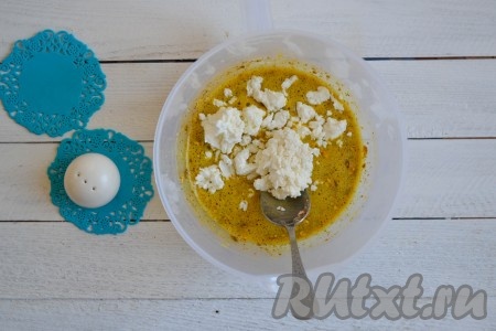 Перемешать немного массу и всыпать творог.