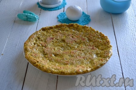 Выложить овсяноблин, приготовленный с добавлением творога, на блюдо и сразу же подать на стол. При желании можно дополнить его любой начинкой: медом, вареньем, фруктами или ягодами. Для этого необходимо выложить начинку на одну половину блина и накрыть сверху другой половиной.
