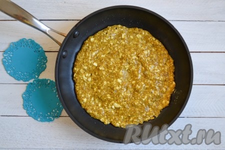 Разогреть сковороду, смазать ее растительным маслом, убавить огонь до среднего и сразу же выложить подготовленное тесто для овсяноблина. Тесто получится средней густоты, поэтому лучше разровнять его по поверхности сковороды с помощью вилки.
