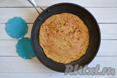 Когда сверху овсяноблин схватится (на это понадобится 2-3 минуты), перевернуть его на другую сторону и жарить еще 1 минуту.
