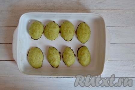 Запекать рыбные котлеты с кабачком в разогретой духовке 20 минут при температуре 180 градусов.
