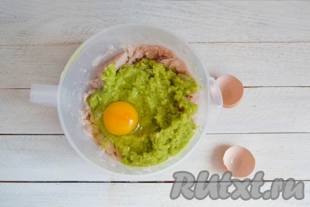 Добавить куриное яйцо. 