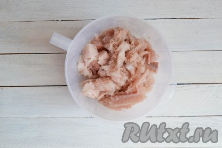 Свежезамороженную рыбу разморозить. Лучше это делать в холодильнике: с вечера оставить рыбку там, а утром приняться за приготовление. Или же разморозить рыбу в микроволновке на функции "Разморозка". С рыбы снять кожу, затем срезать филе и вынуть оставшиеся косточки. Филе нарезать на небольшие кусочки.
